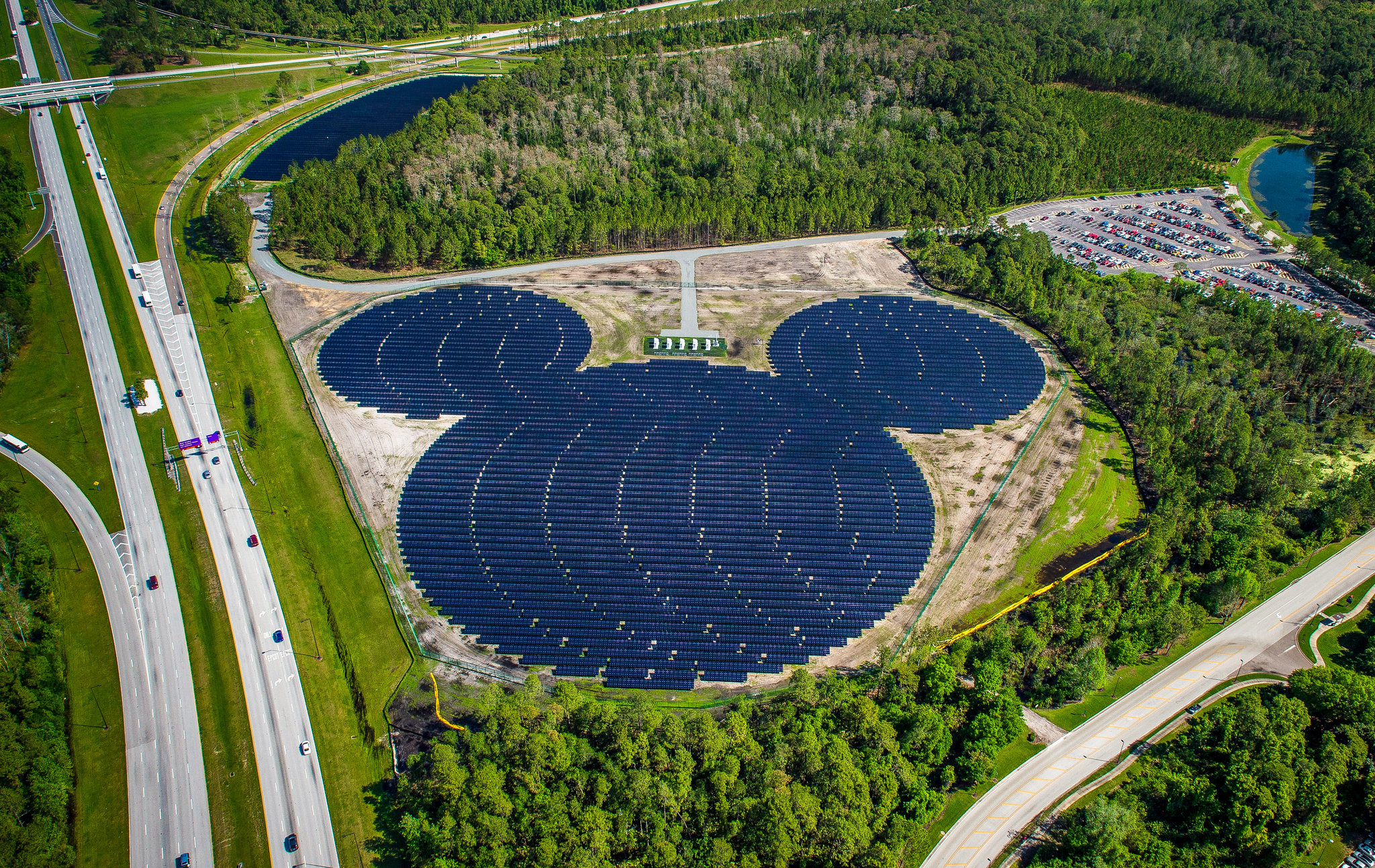 Een drone-foto van 50.000 zonnepanelen in Disney World, Florida, in de vorm van Mickey Mouse.